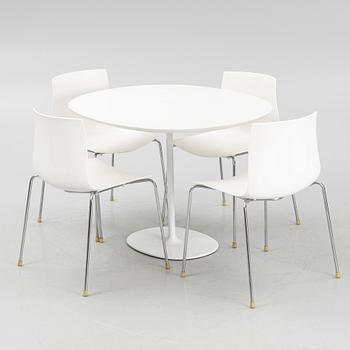 A "Dizzie" table and four "Catifa 46" chairs from Arper.