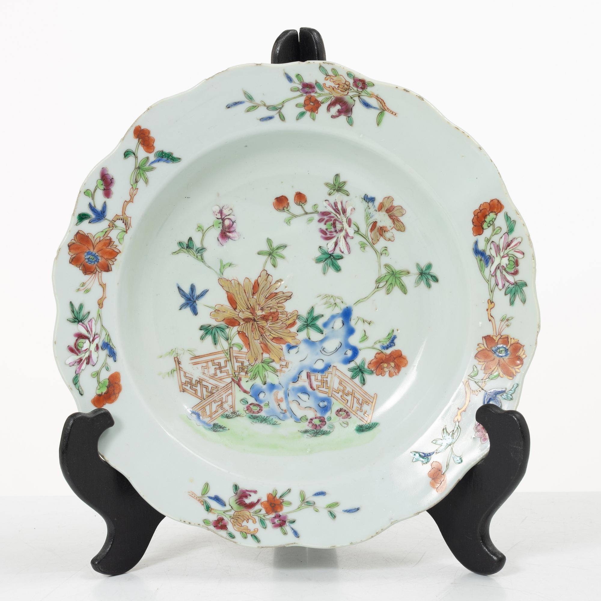 Tekanna, tallrik samt bojan, porslin, Kina, Qingdynastin, 1700-tal samt 1800-tal.