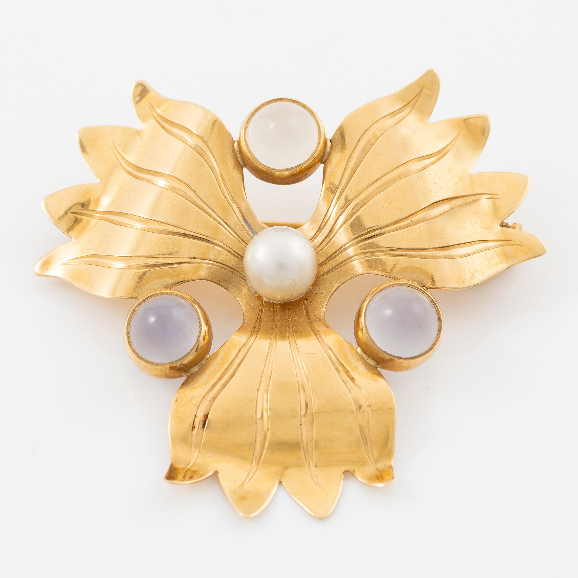 Brooch 18K gold with a cultured pearl and blue stones likely chalcedony, Stigbert.