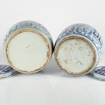 A pair of large blue and white jars iwth covers, late Qing dynasty, 19th Century.