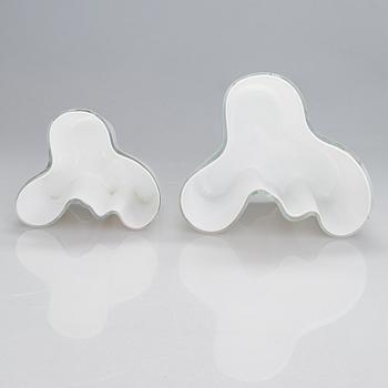 Alvar Aalto, vaser, 2 st, den mindre Iittalas 100-års jubileumsvas märkt Alvar Aalto Iittala 1881-1981.