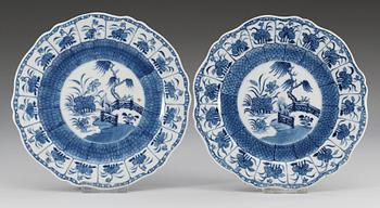 115. TALLRIKAR, ett par, porslin. Qing dynastin. Qianlong (1736-95).