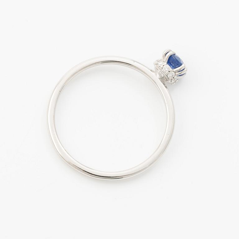 Ring 14K white gold with a sapphire and small brilliant-cut diamonds.