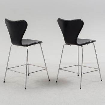 ARNE JACOBSEN, a pair of "Sjuan 3187" leather barstools, Fritz Hansen.