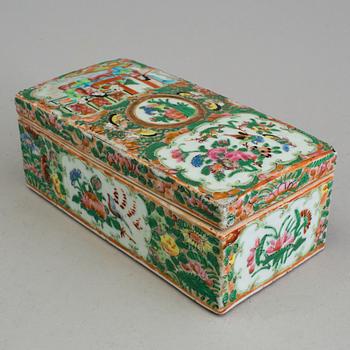 A CHINESE PORCELAIN BOX, Canton, 19th century.