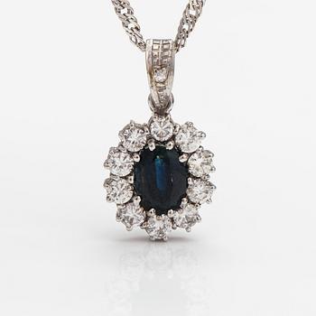 An 18K white gold necklace with a sapphire and diamonds ca. 0.60 ct in total.
