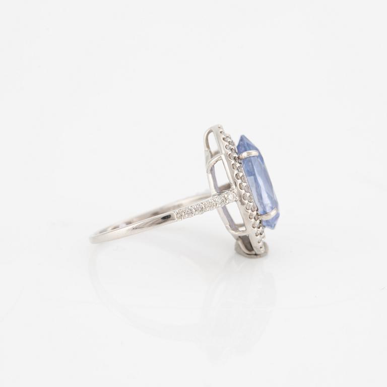 Ring, platinum with sapphire and brilliant-cut diamonds.