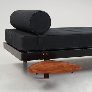 JEAN PROUVÉ & CHARLOTTE PERRIAND, dagbädd med sidobord, "Scal No 450" "Antony", Frankrike, ca 1954.