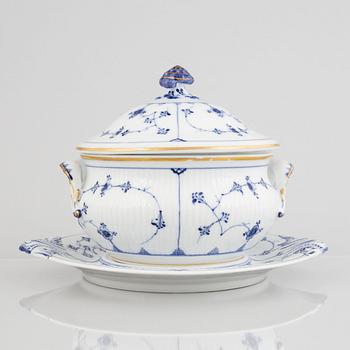 A 'Blue Fluted Plain' / 'Musselmalet' tureen with cover and stand, Royal Copenhagen, the stand model '463' 1893-1900.