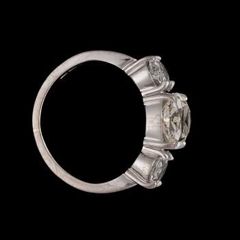 RING, oval briljantslipad diamant, 3,52 ct med två ovala briljantslipade diamanter tot. ca 1.60 ct.