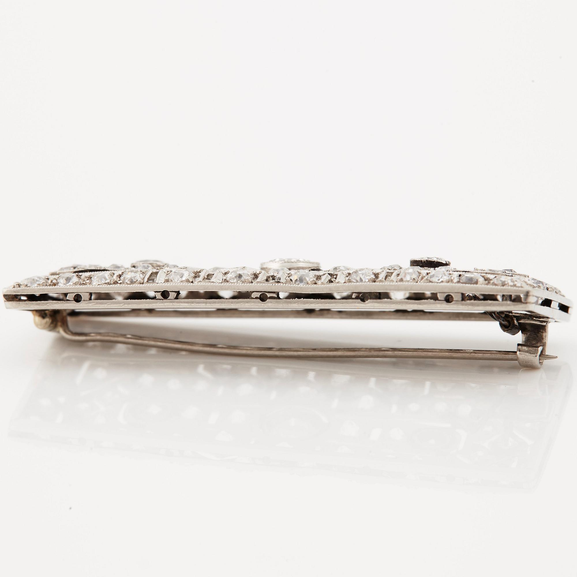 A diamond brooch of different cuts, art déco.