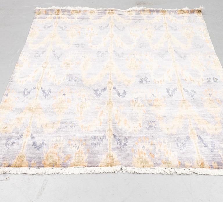 Matta, Indien, ull samt sk bambusilke, ca 237 x 167 cm.