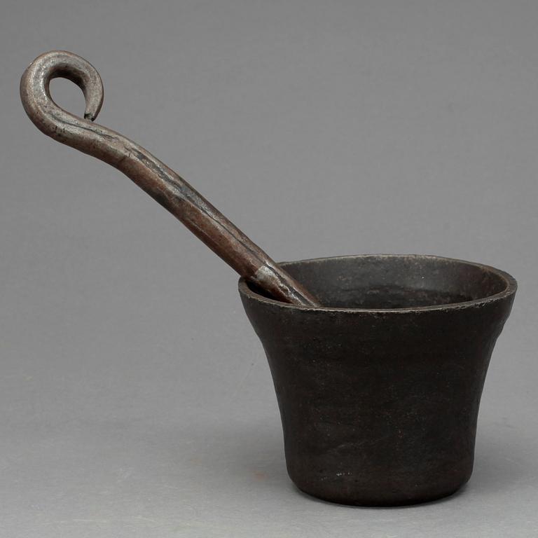 MORTEL med STÖT, malm, 1700-tal.