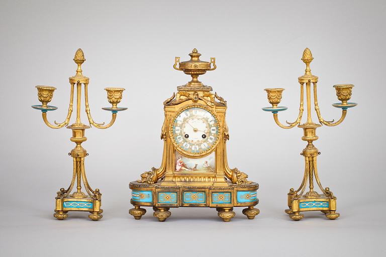 BORDSGARNITYR, 3 delar, Louis XVI-stil, urtavlan märk Raingo Frès, Paris, omkr 1900.