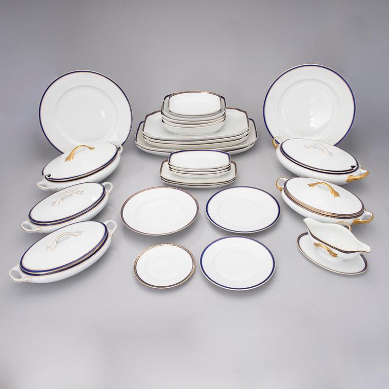 AN EARLY 20TH CENTURY 109 PIECE PORCELAIN DINNER SET BY ROSENTHAL.