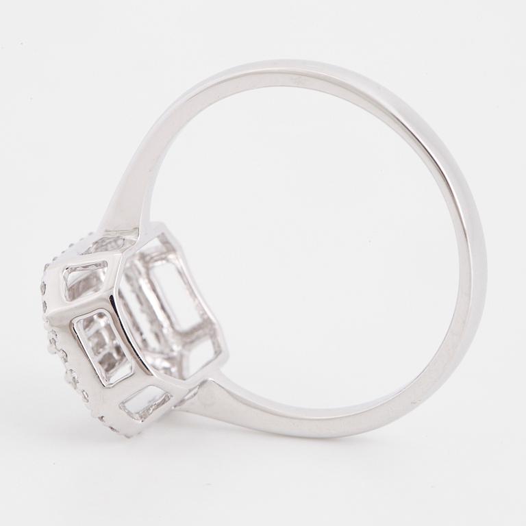RING, med baguette och briljantslipade diamanter.