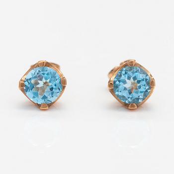 A pair of 14K gold earrings with topazes ca. 2.60 ct in total.