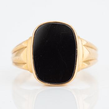 Ring, 18K gold with cabochon-cut onyx.