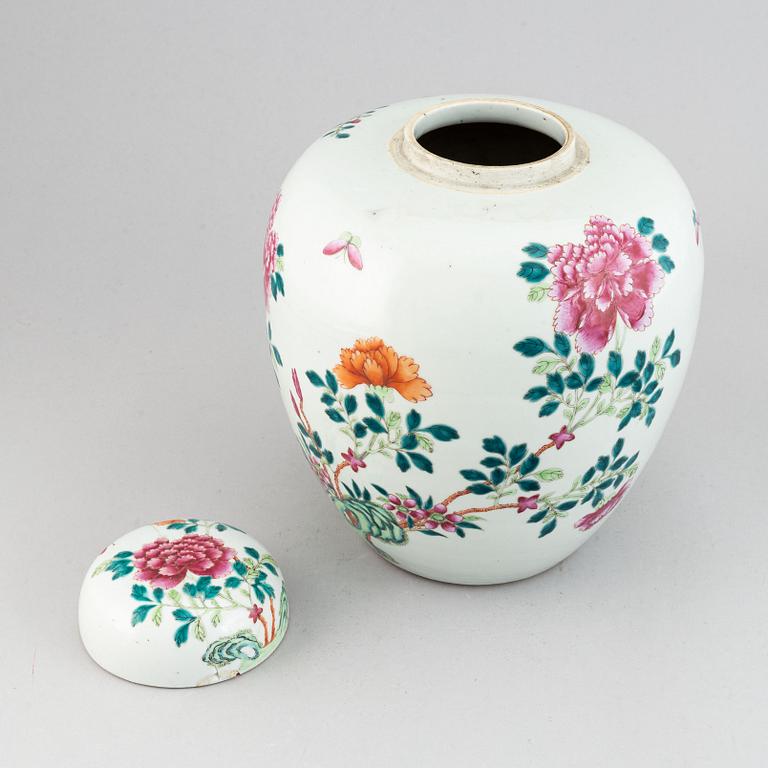 A large famille rose jar with cover, Qing dynasty, 19th century.