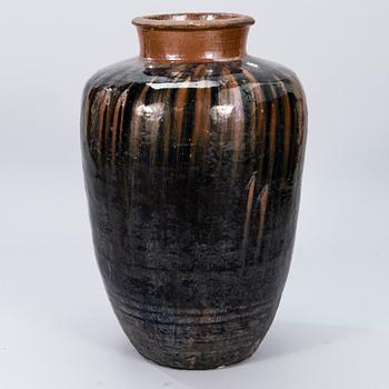 LARGE URN, ceramic, China, late 20th century.