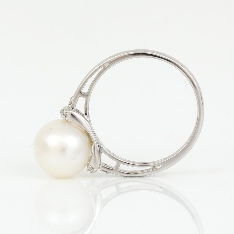 RING, 14K vitguld med odlad pärla och små diamanter tot ca 0,08 ct. Total vikt ca 3,58 g.