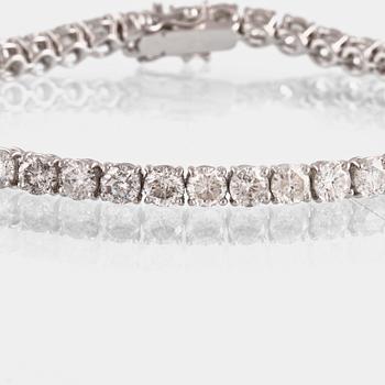 ARMBAND, 18K vitguld med briljantslipade diamanter ca 15.20 ct. Vikt 17,1 gram.