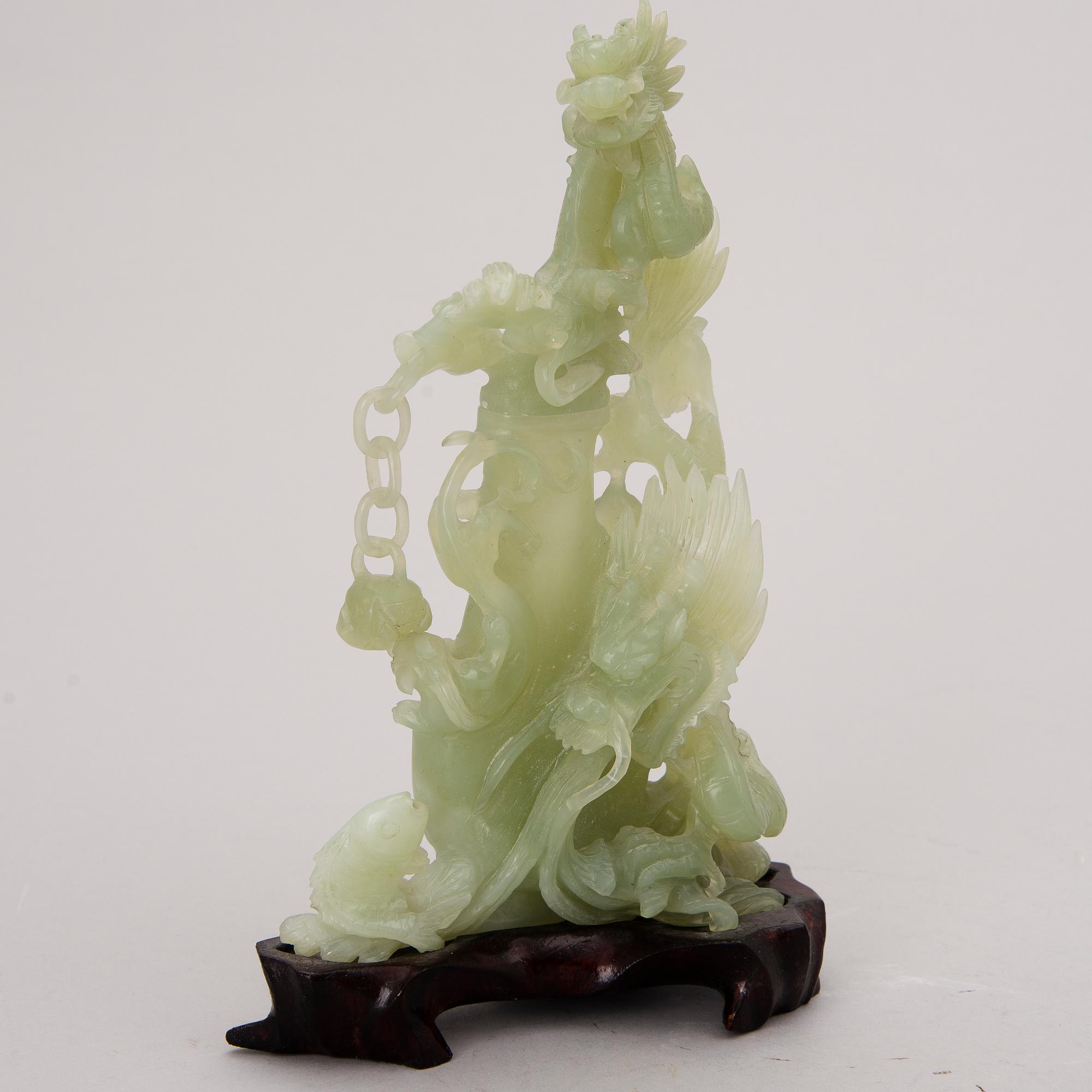 A Chinese bowenite sculpture.