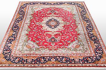 A carpet, Tabriz part silk, 60 Raj, ca 357 x 248 cm.