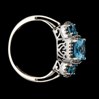 RING, 14k vitguld med 3 topaser och små briljantslipade diamanter. 2000-tal. Vikt 3,1g.