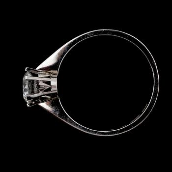 RING, 18k vitguld med briljantslipad diamant ca0,80ct enl grav. 1976. Tot.vikt 4,3g.