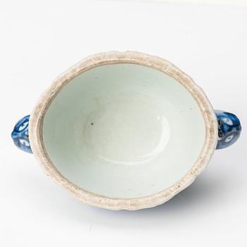 A blue and white tureen with cover, Qing dynasty, Qianlong (1736-95).
