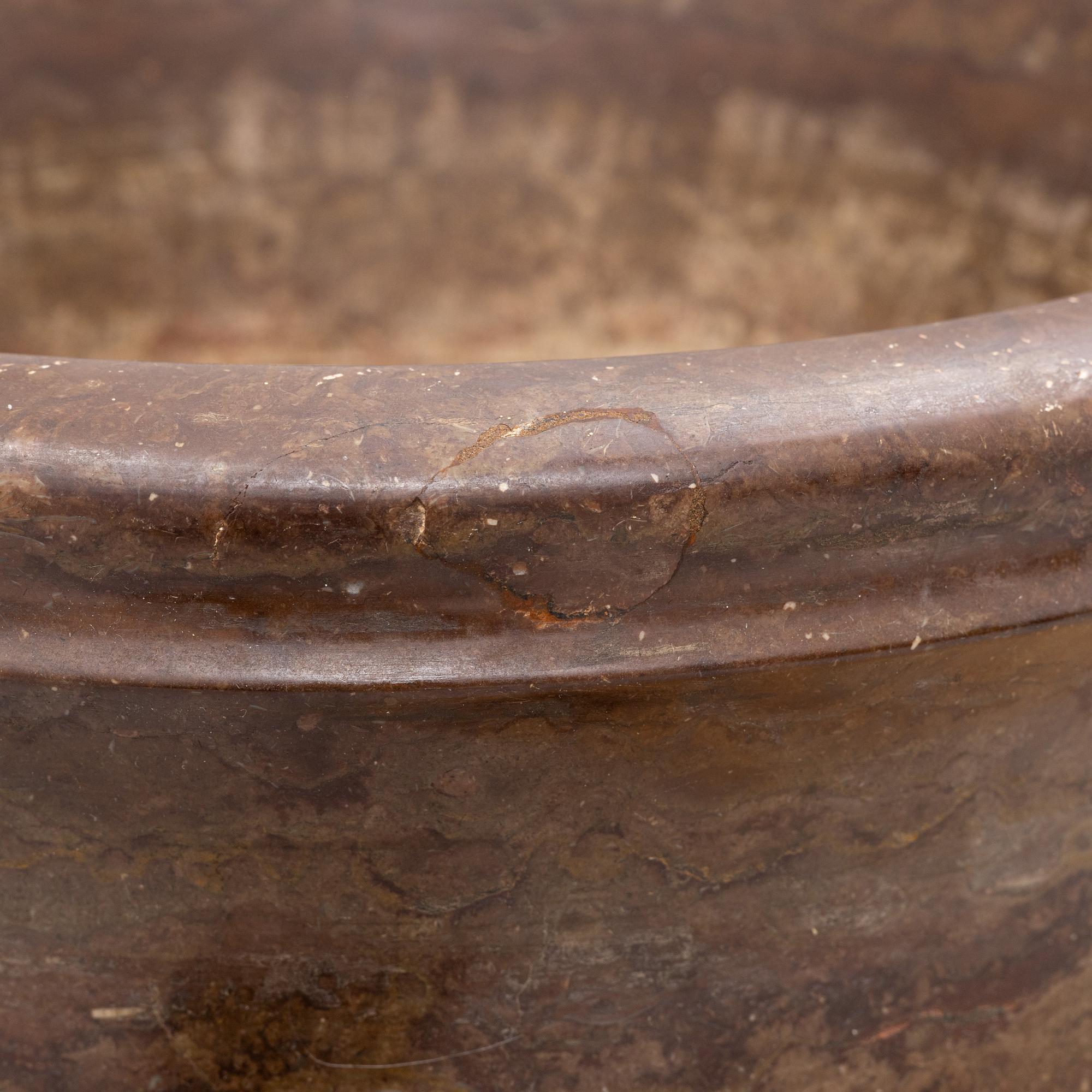 Piedestal, med ytterfoder i kalksten, omkring år 1900.