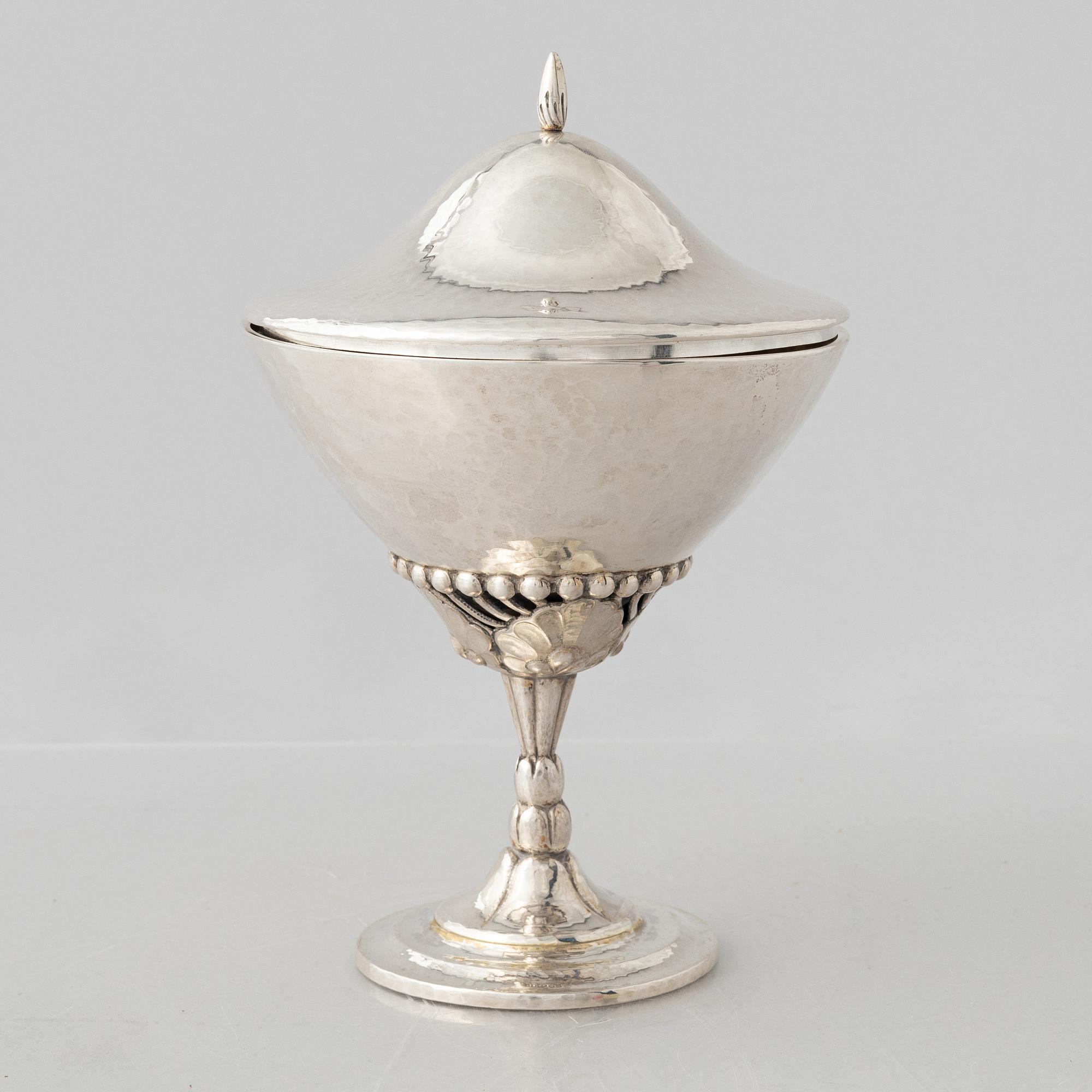 A silver sugarbowl with cover, Swedish import marks, Malmö 1919.