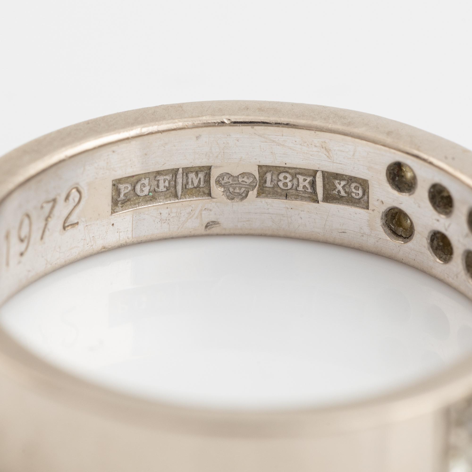 Ring, halvallians, två rader med briljant-och åttkantslipade diamanter.