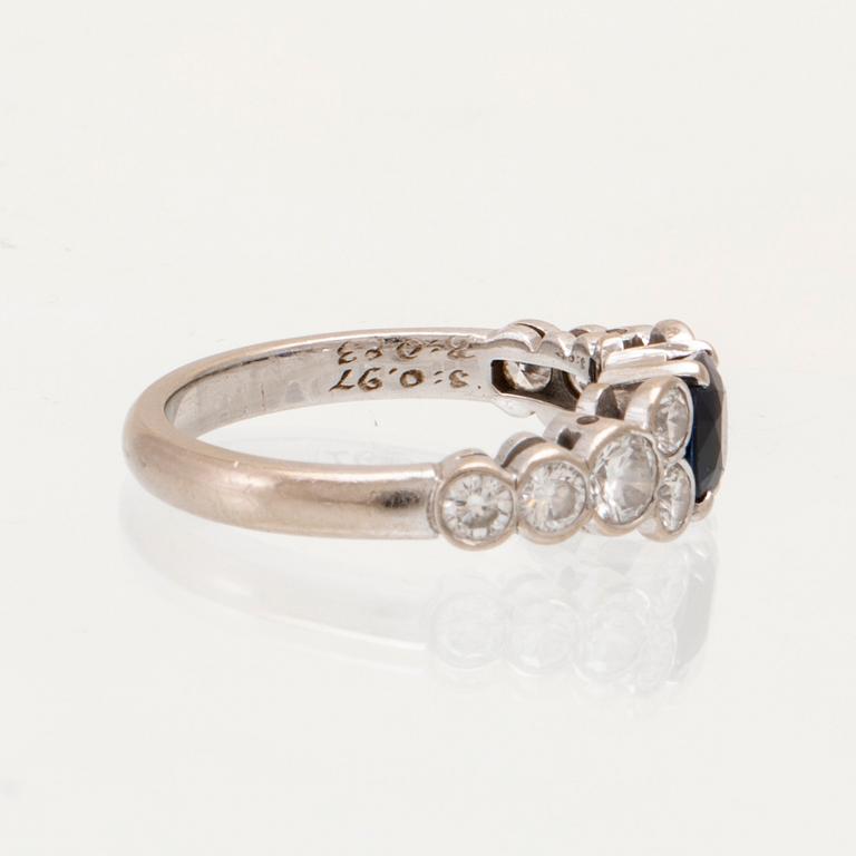 Ring 18K vitguld med en oval fasetterad safir samt runda briljantslipade diamanter, Sengels Guldsmedja Stockholm.