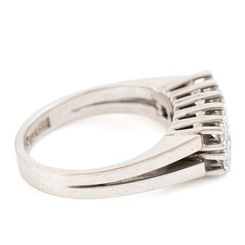 Ring 18K vitguld med runda briljantslipade diamanter.