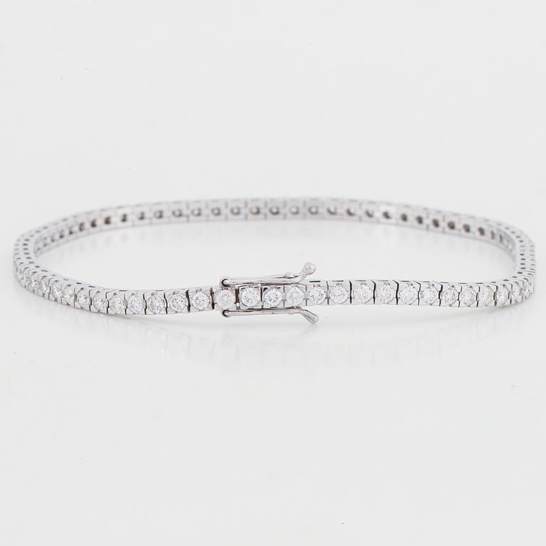Brilliant cut diamond tennis bracelet.