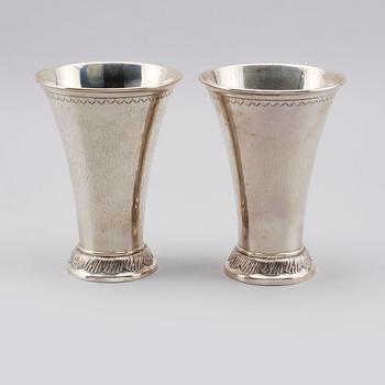 BÄGARE, 2 st, silver, svenska stämplar 1927. Vikt ca 560 gram.