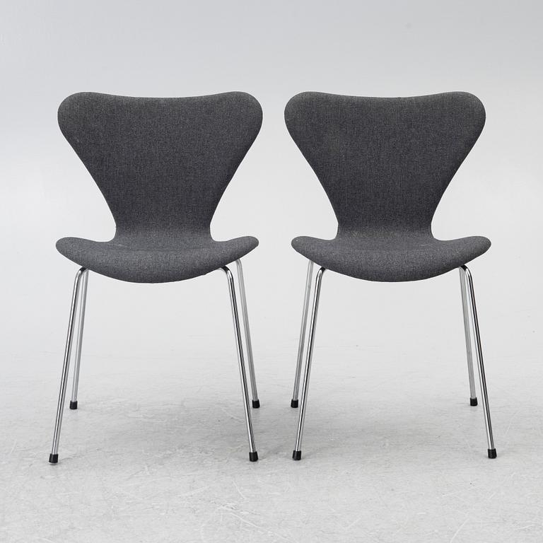 Arne Jacobsen, eight chairs, 'Serie 7', Fritz Hansen 2001.
