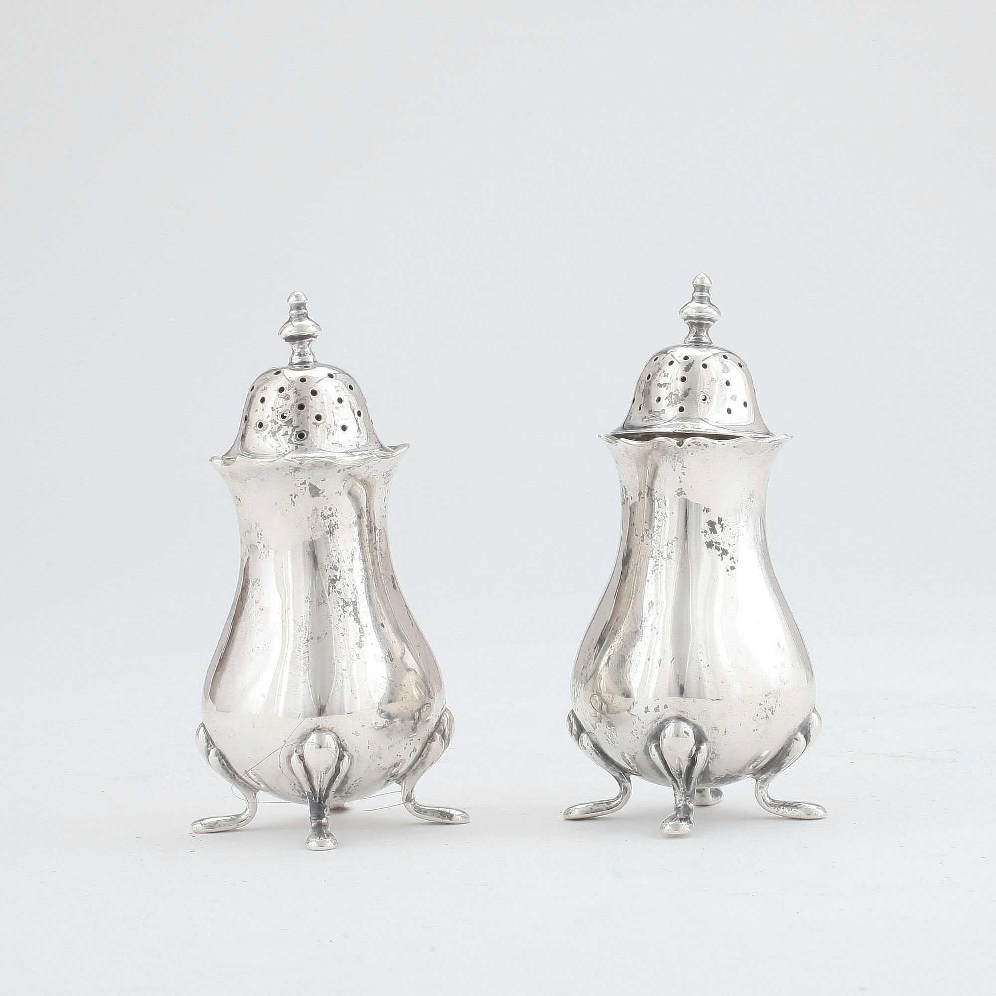 SALT- OCH PEPPARSTRÖARE I ETUI, ett par snarlika, silver, Chester resp Birmingham 1907. Tot ca 113 gram.