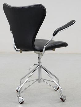 An Arne Jacobsen 'Series 7' desk chair by Fritz Hansen, Denmark 1963.