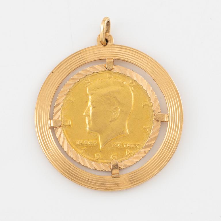 Pendant in 18K gold with gold coin.