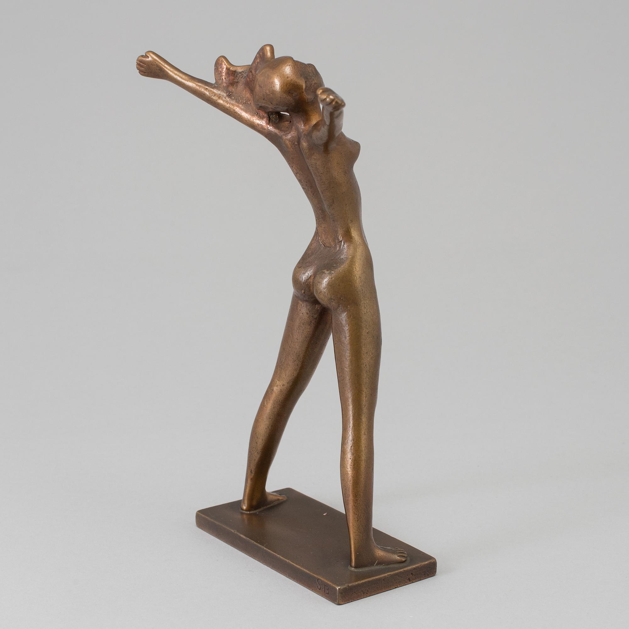 A bronze sculpture "Fritidsflickan" by Stig Blomberg for Ystad Brons.