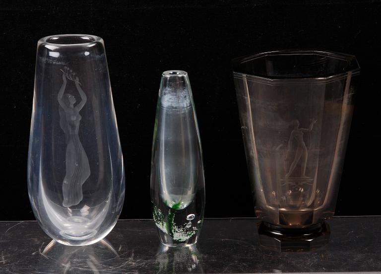 SKÅL PÅ FOT samt VASER, 3 st, glas, bl a Orrefors och Kosta, 1900-tal.