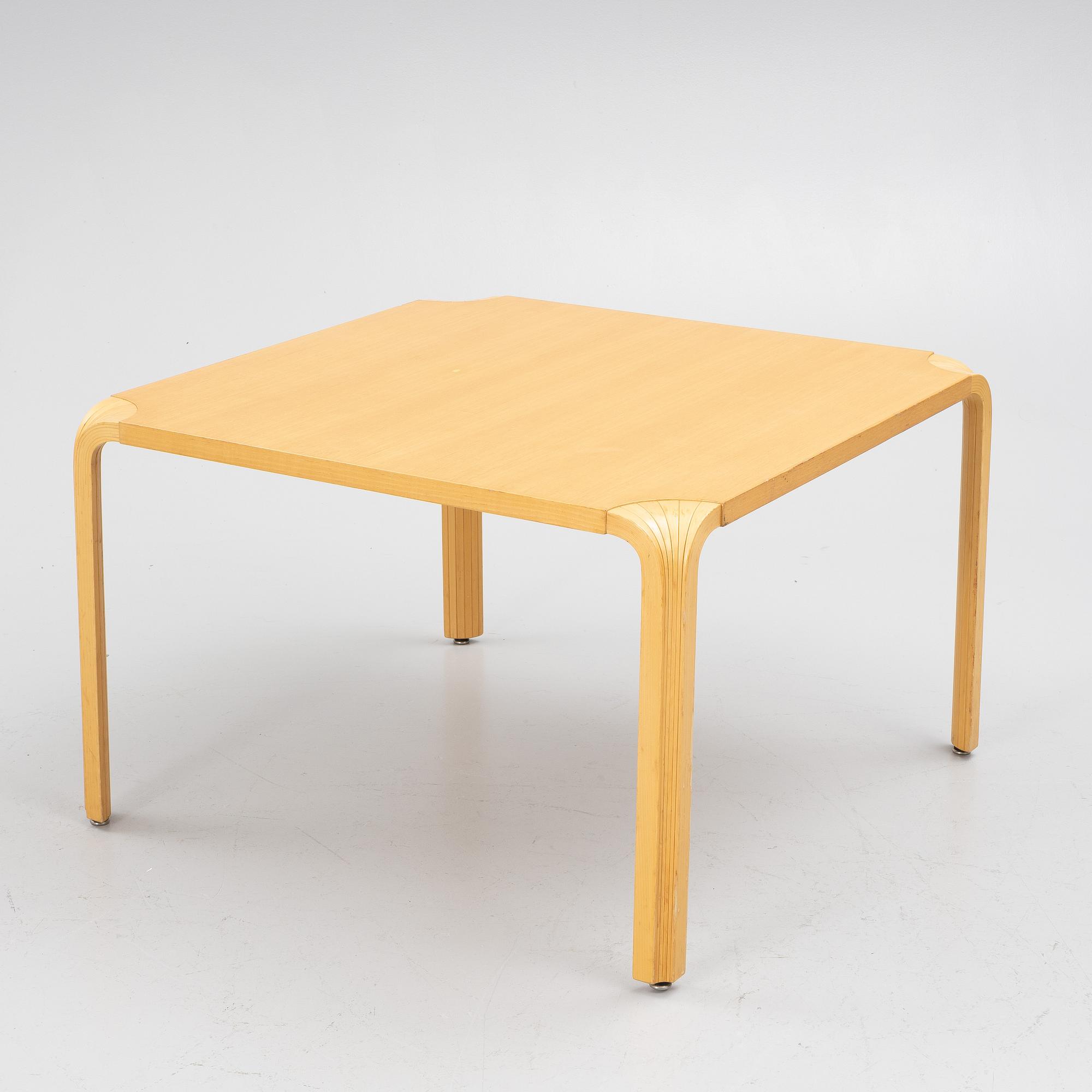 Alvar Aalto, soffbord, modell "X800A", Artek, Finland, sent 1900-tal.
