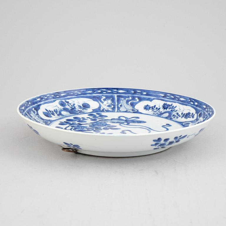 Skålfat, porslin, Kina, Qingdynastin, Kangxi (1662-1722).