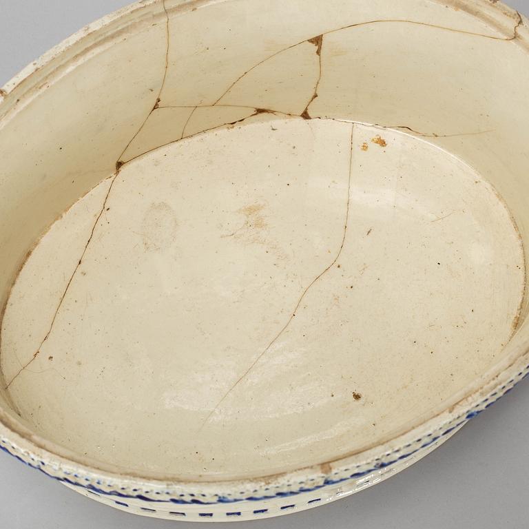 A cream weare pudding tureen with cover, presumably Rörstrand, ca 1800.