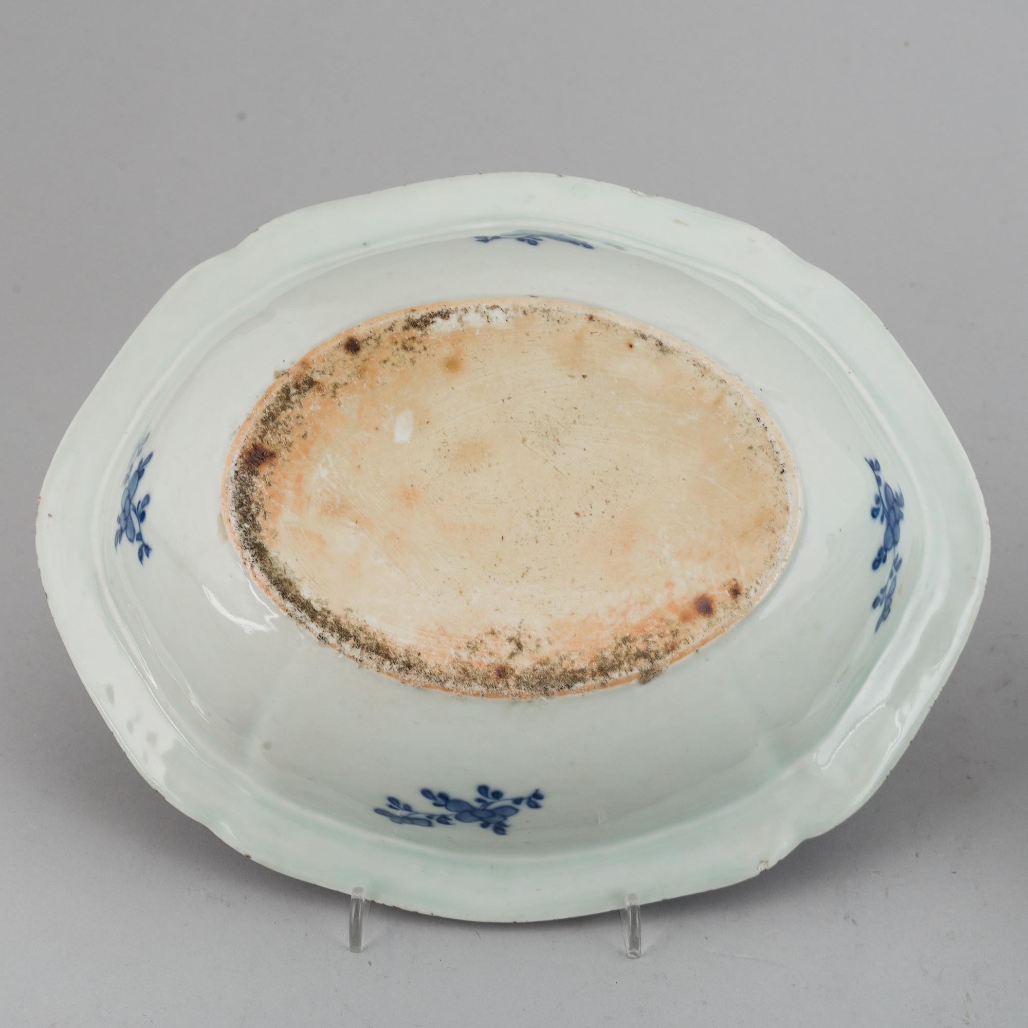 A pair of blue and white porcelain tureens with covers, Qing dynasty, Jiaqing.