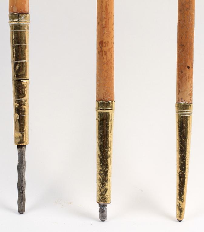 KÄPPAR, 3 st, mässing, spanskrör. Allmoge, 1800-talets första hälft. En dat 1816.