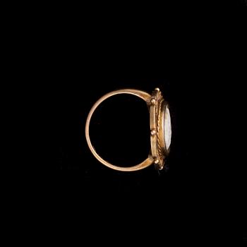 RING, 14K guld, camé. Helsingfors 1945. Vikt ca 5,0 g.